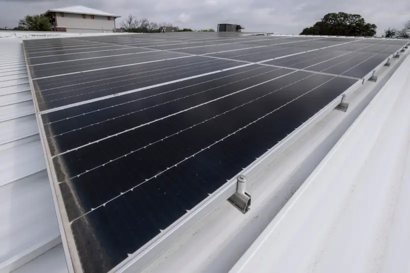 Solarmodule auf einem Hallendach